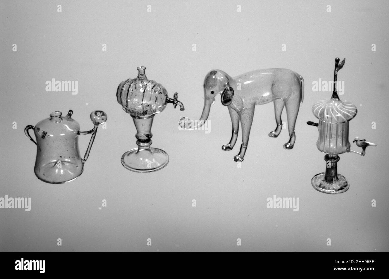 Fass und Stand 19th Jahrhundert Italienisch, Venedig (Murano). Lauf und Ständer. Italienisch, Venedig (Murano). 19th Jahrhundert. Glas. Glas Stockfoto