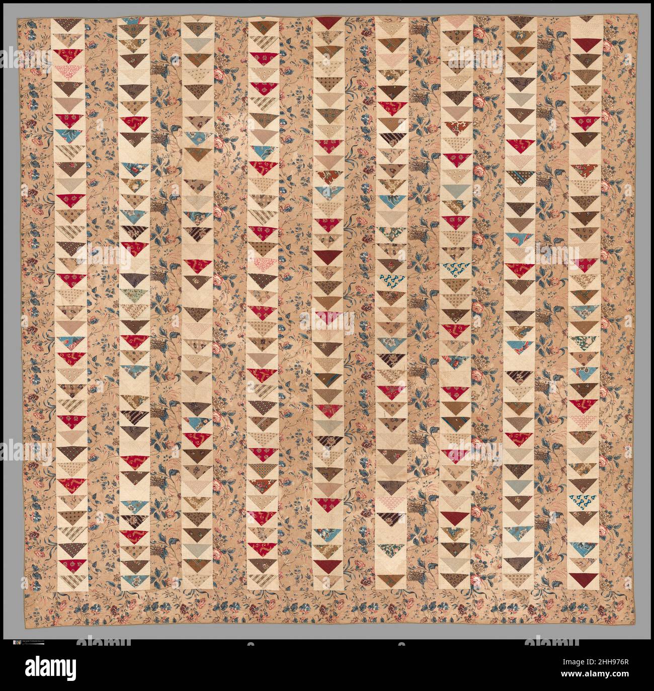 Quilt, Flying Geese Muster ca. 1840–50 American the top hat Reihen im Wechsel mit Bändern aus Chintz zusammengesetzt. Die gesteppten Reihen werden in Chevrons gesteppt, während die Chintz-Reihen diamantgesteppt sind. Der Rand ist mit diagonalen parallelen Linien gesteppt. Die Dreiecke der Flying Geese sind aus einer Vielzahl kleiner Baumwolldrucke, vor allem in Braun- und Rottönen, geschnitten. Der hellbraune Chintz, der für die Bänder und den Rand verwendet wird, ist mit Rosenstöcken bedruckt. Die Quilt hat eine einfarbige weiße gewebte Baumwolle Rückseite und ein Band Bindung in weiß, braun, blau und grün gestreift.. Quilt, Flying Gänse Muster 13881 Stockfoto