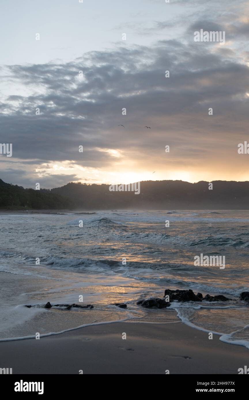 Morgendämmerung in Santa Teresa, Costa Rica Stockfoto