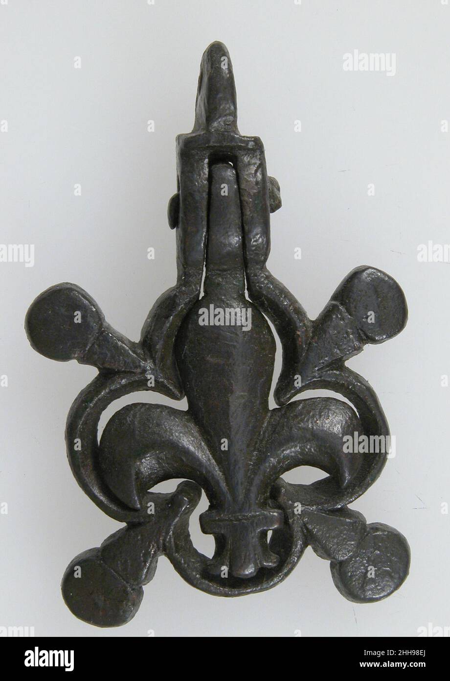 Harness-Hängegehäuse ca. 1400 möglicherweise waren französische Heraldik oder Wappen in Europa während des Mittelalters und der Renaissance von entscheidender Bedeutung. Heraldische Embleme wurden verwendet, um Adelsfamilien, Städte, Regionen und sogar Länder zu identifizieren. Die Heraldik wurde nicht nur auf Schilden und Flaggen ausgestellt, sondern auch in die architektonische Dekoration von Gebäuden, Möbeln, Kunstwerken, Kleidung und Pferdeausrüstungen integriert. Harness-Anhänger, wie dieses Beispiel, wären an einem Kopfstück, einem Zaumzeug oder anderen Gurten befestigt worden, aus denen ein Pferd besteht, das von einem geritten wurde Stockfoto