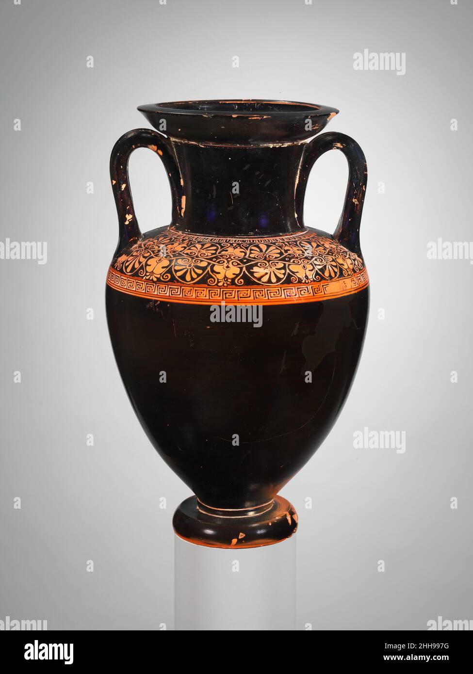 Terracotta Nolan Hals-Amphore (Glas) ca. 480 v. Chr. der Gruppe der floralen Nolane auf der Schulter zugeschrieben, Palmette-Lotos-OrnamentDie Komposition und Ausführung der nicht-figürlichen Dekorationsarten auf einer Vase sind ebenso wichtig wie die Behandlung von figürlichen Gegenständen. Zum stilistischen Ambiente des Berliner Malers gehörten Künstler, die sich auf Vasen spezialisiert haben, die nur mit blättrigen und geometrischen Motiven verziert sind. Eine Arbeit wie diese zeigt, wie effektiv ein Blumenband der architektonischen Struktur der Form eine organische Qualität verleiht. Terracotta Nolan Hals-Amphore (Glas) 247571 Stockfoto