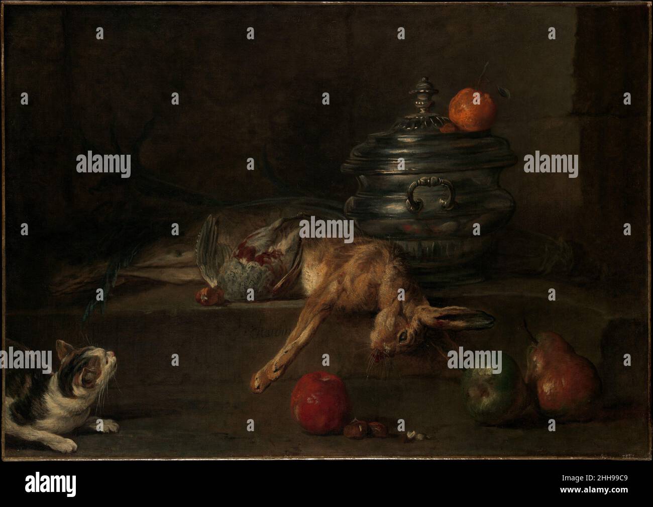 Die Silberturrine ca. 1728–30 Jean Siméon Chardin Französisch Chardin wurde 1728 in die Académie Royale aufgenommen und erlangte unmittelbaren und dauerhaften Ruhm als Stilllebenmaler. Dieses Bild ist ungewöhnlich, da es Motive aus der Küche und der eleganten Gesellschaft kombiniert, darunter eine Silberturne, die er sich wahrscheinlich zum Malen ausgeliehen hat. Die Erforschung unausgewogener Kompositionen und die Frage nach der Größe – man beachte die zu großen Früchte – sind charakteristisch für Chardins frühe Jahre. Chardin ist empfindlich gegenüber Stillleben-Malern aus dem 17. Jahrhundert wie Jan Fyt und malt die Federn des Vogels und das Hasenmantel mit großem Su Stockfoto