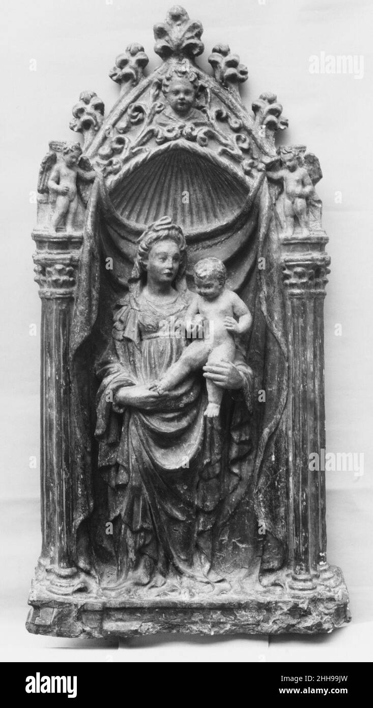 Madonna mit Kind 1400–1450 Meister der Pellegrini-Kapelle Elemente dieses Madonna-Reliefs treten in einer anderen Madonna im Victoria and Albert Museum auf, die einer anderen zugeschrieben wird, die Michele da Firenzone zugeschrieben wird, die 1436 in der Pellegrini-Kapelle in Sant'Anastasia, Verona, arbeitet. Und in der Kathedrale von Modena in 1442.. Madonna mit Kind 193331 Stockfoto