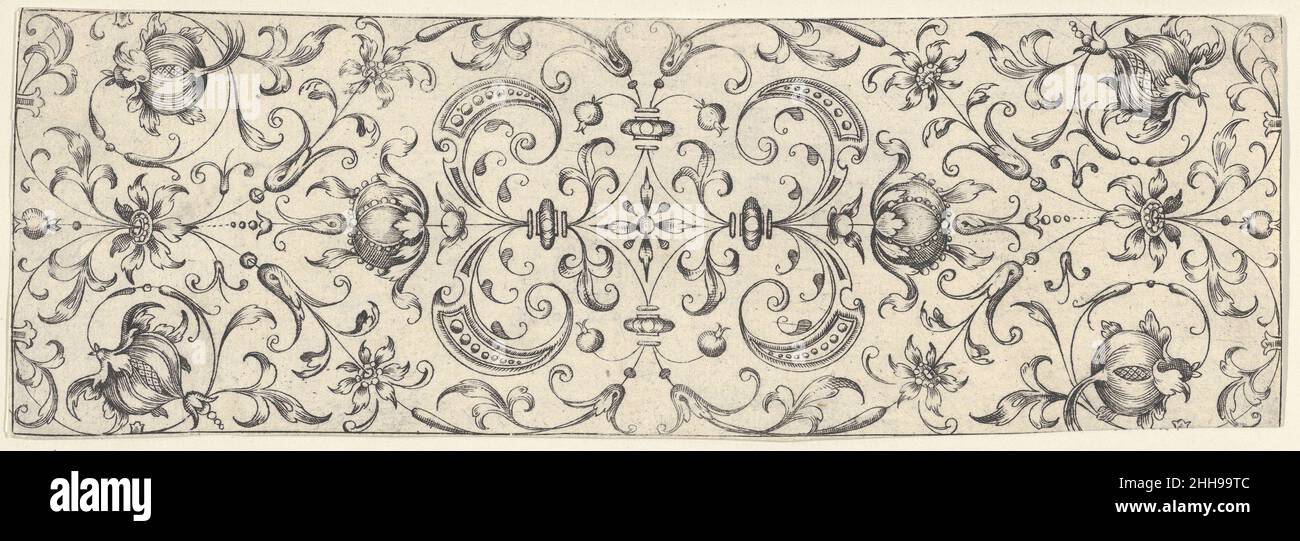 Friesen mit Vögeln, Blumen und mäandernden Kränzen und Schriftrollen (2) ca. 1600–1617 Theodor Bang Deutscher Frieze mit einem dekorativen Muster aus sehr zarten, stilisierten vegetalen Rinceaux kombiniert mit Blumen und Früchten. Es gibt ein zentrales Motiv, von dem sich die Inceaux nach außen schlängeln. Die Granatapfel-ähnlichen Früchte auf beiden Seiten sind identisch, wenn auch diagonal gespiegelt. Friesen mit Vögeln, Blumen und gewundenen Kränzen und Schriftrollen (2). Theodor Bang (deutsch, aktiv in Nürnberg (fl.1606)). Ca. 1600–1617. Ätzen. Balthasar Caymox (Deutsch, Bersse (?) 1561–1635 Nürnberg) Stockfoto