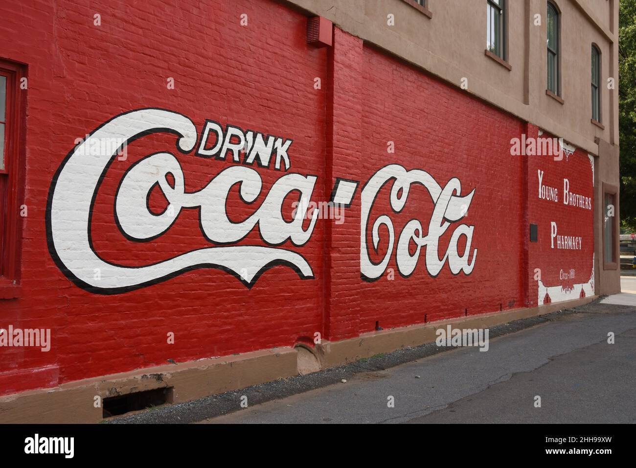 Nahaufnahme der weltweit ersten lackierten Außenwerbung für Coca-Cola an der Wand der Young Brothers Pharmacy in Cartersville, Bundesstaat Georgia, USA. Stockfoto