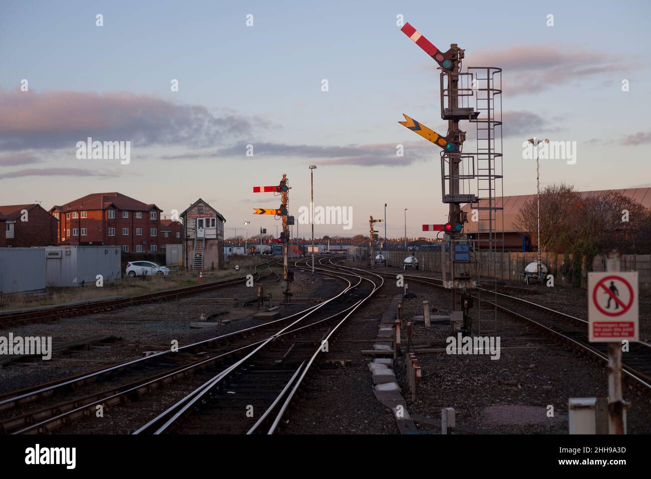 Mechanische Bahnsignale bei Blackpool North mit Blackpool North Nummer 2 Signalbox dahinter Stockfoto