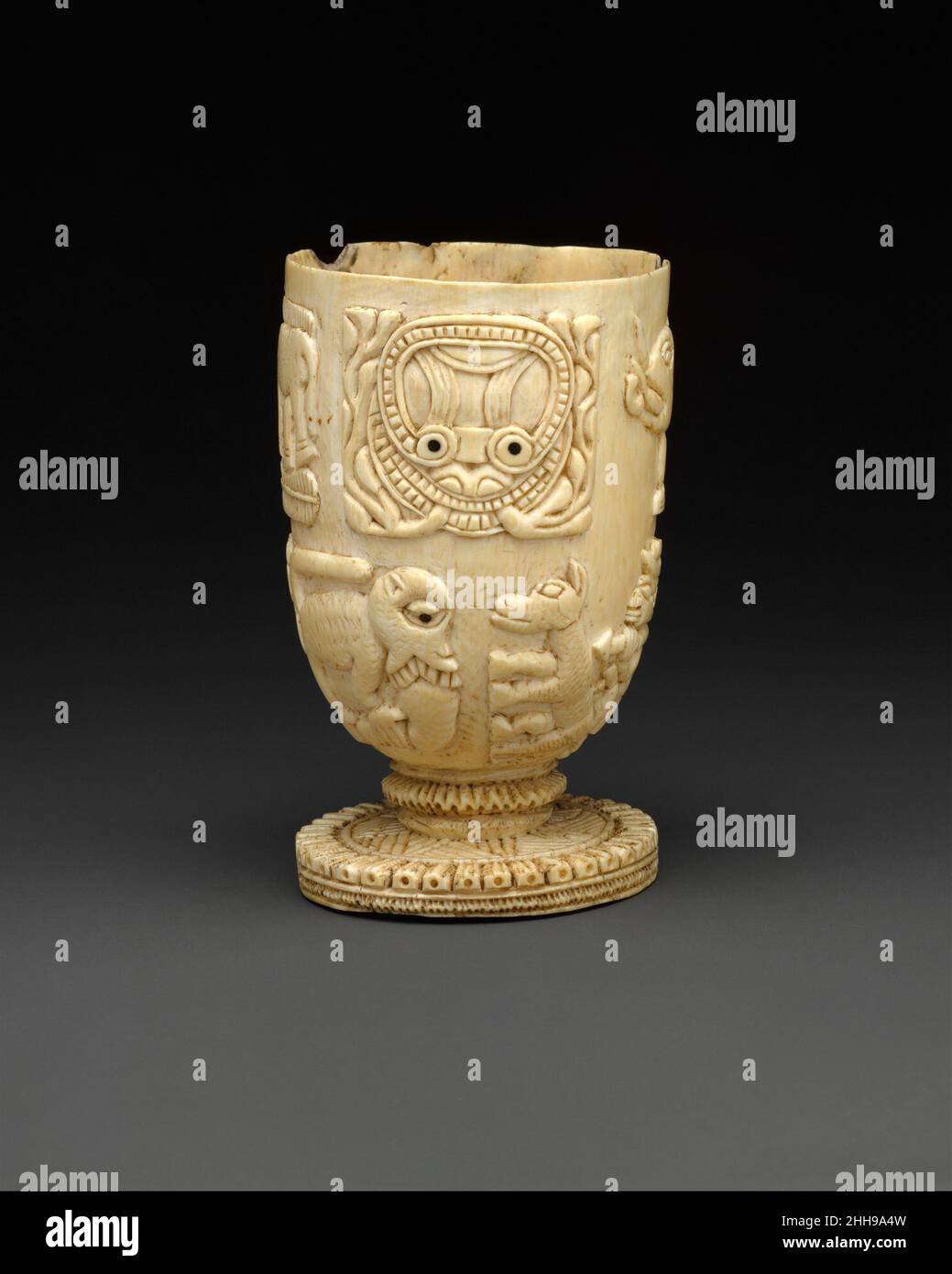 Schiff der Yoruba-Völker des 17th.–18th. Jahrhunderts, Gruppe Owo. Gefäß. Yoruba-Völker, Owo-Gruppe. 17th–18th Jahrhundert. Elfenbein-, Holz- oder Kokosnussschaleneinlage. Nigeria. Knochen-/Elfenbeinbehälter Stockfoto