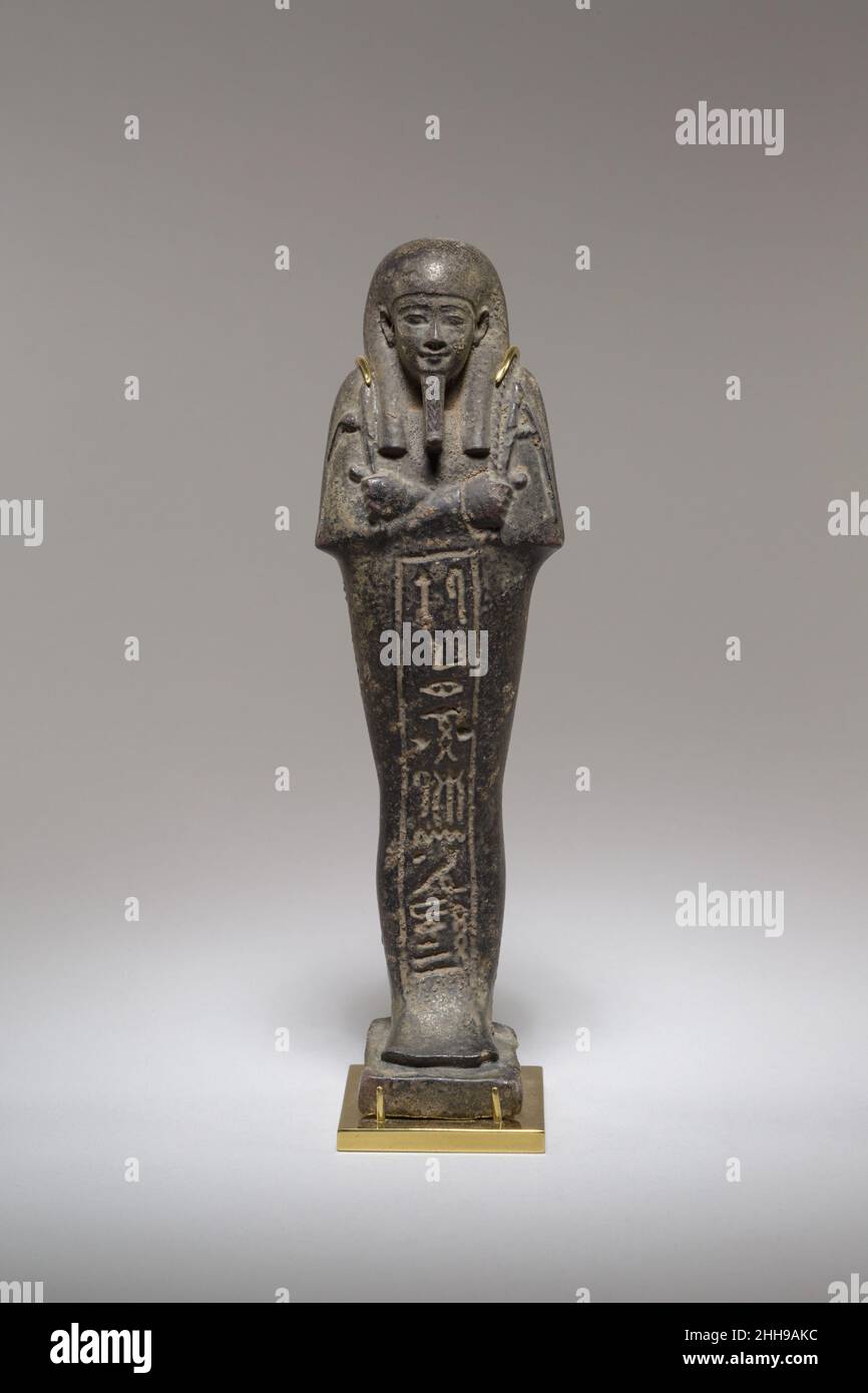 Shabti von Wahibre, dessen Mutter Tahetret 664–525 v. Chr. war. Später Zeitraum shabtis von Wahibre, dessen Mutter Tahetret war, sind in zahlreichen Sammlungen bekannt, die feinen Merkmale und Elemente ihrer Darstellung gehören zu einem Typ, der einer bestimmten shabti-Werkstatt zugeschrieben wurde, Obwohl dieser Workshop noch nicht lokalisiert wurde. Shabti von Wahibre, dessen Mutter Tahetret war. 664–525 V. CHR. Fayence. Späte Periode. Aus Ägypten; angeblich aus der Memphiten-Region, Memphis (mit Rahina). Dynastie 26 Stockfoto