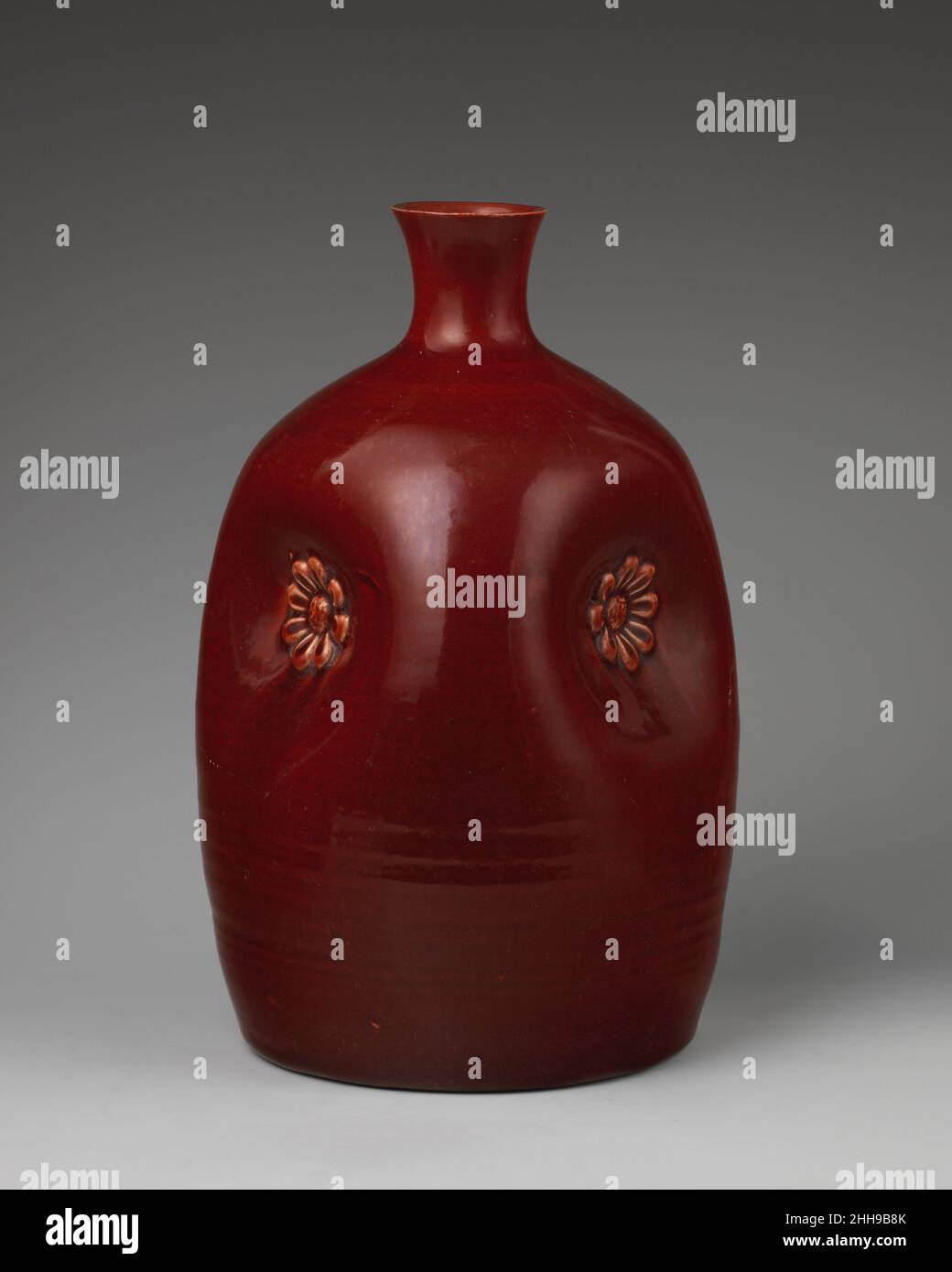 Quetschflasche ca. 1890 Christopher Dresser Diese Flasche zeigt den starken Einfluss japanischer Keramik auf Christopher Dresser (1834–1904), einen produktiven Designer, der eine Schlüsselrolle bei der Förderung der industriellen Kunst im viktorianischen England spielte. 1876 wurde Dresser als erster Designer von der japanischen Regierung eingeladen, als Delegierter des neu eröffneten South Kensington Museums (Victoria and Albert Museum) die Künste Japans zu studieren. Sein großes Interesse an den unkonventionellen Formen und experimentellen Glasuren der Meiji-Keramik wie der Awaji-Keramik verschmolz mit den heimischen Traditionen auf Englisch Stockfoto
