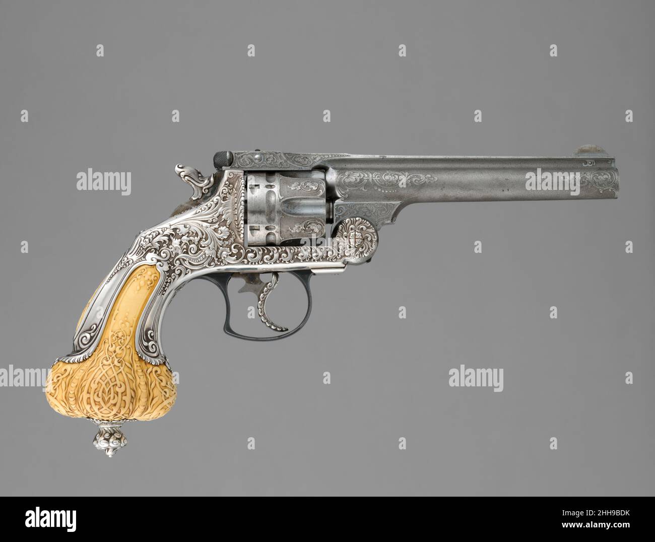 Smith & Wesson .44 Double-Action Frontier Model Revolver dekoriert von Tiffany & Co. (Seriennr 8401), mit Gehäuse und Reinigungsstab ca. 1893 Smith & Wesson dieser Revolver ist als eine der aufwändigsten Tiffany-verzierten Feuerwaffen des späten 19. Jahrhunderts außergewöhnlich. Die Pistole wurde für die Ausstellung von Smith & Wesson auf der Weltausstellung in Chicago im Jahr 1893 entworfen und ist ein unvergleichliches Beispiel für den einzigartigen Beitrag des Silberunternehmens zur Dekoration amerikanischer Feuerwaffen. Dieses transformative Geschenk der Robert M. Lee Foundation an die Met vertieft nicht nur die Bestände des Museums an Ti Stockfoto