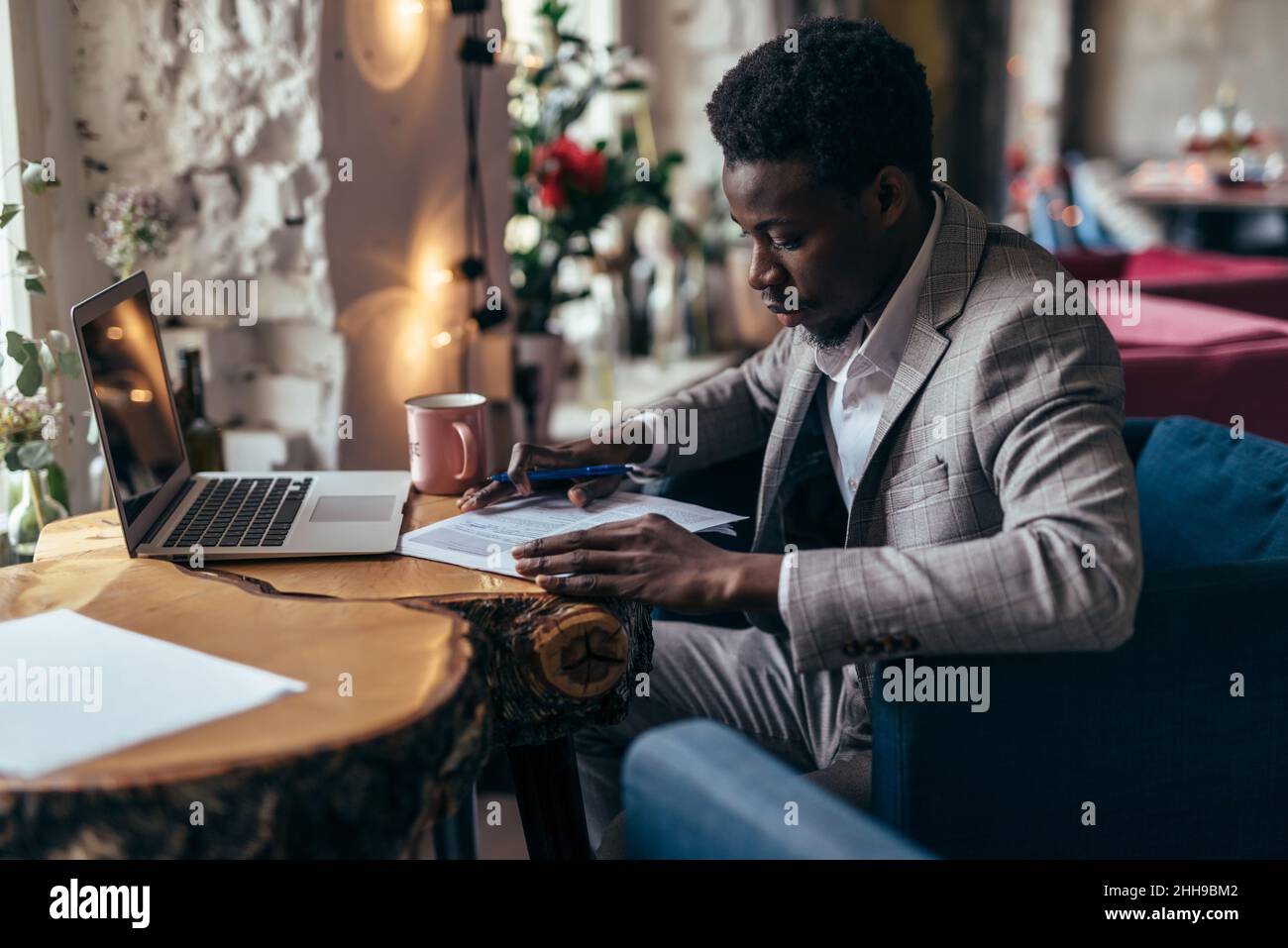 Unternehmer/in und tut seine Arbeit im Cafe Stockfoto