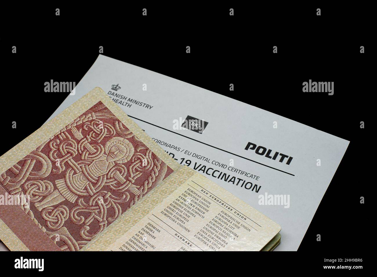 Covid-19-Zertifikat aus dem dänischen Gesundheitszeugnis und dänischer Reisepass, Dänemark, 23. Januar 2022 Stockfoto