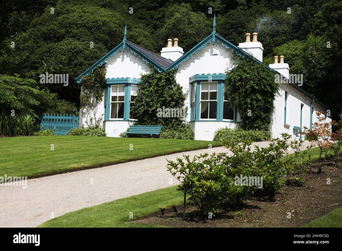 CONNEMARA, IRLAND; 21. JULI 2013; Arbeiterhäuser in den ummauerten viktorianischen Gärten der Kylemore Abbey. Stockfoto