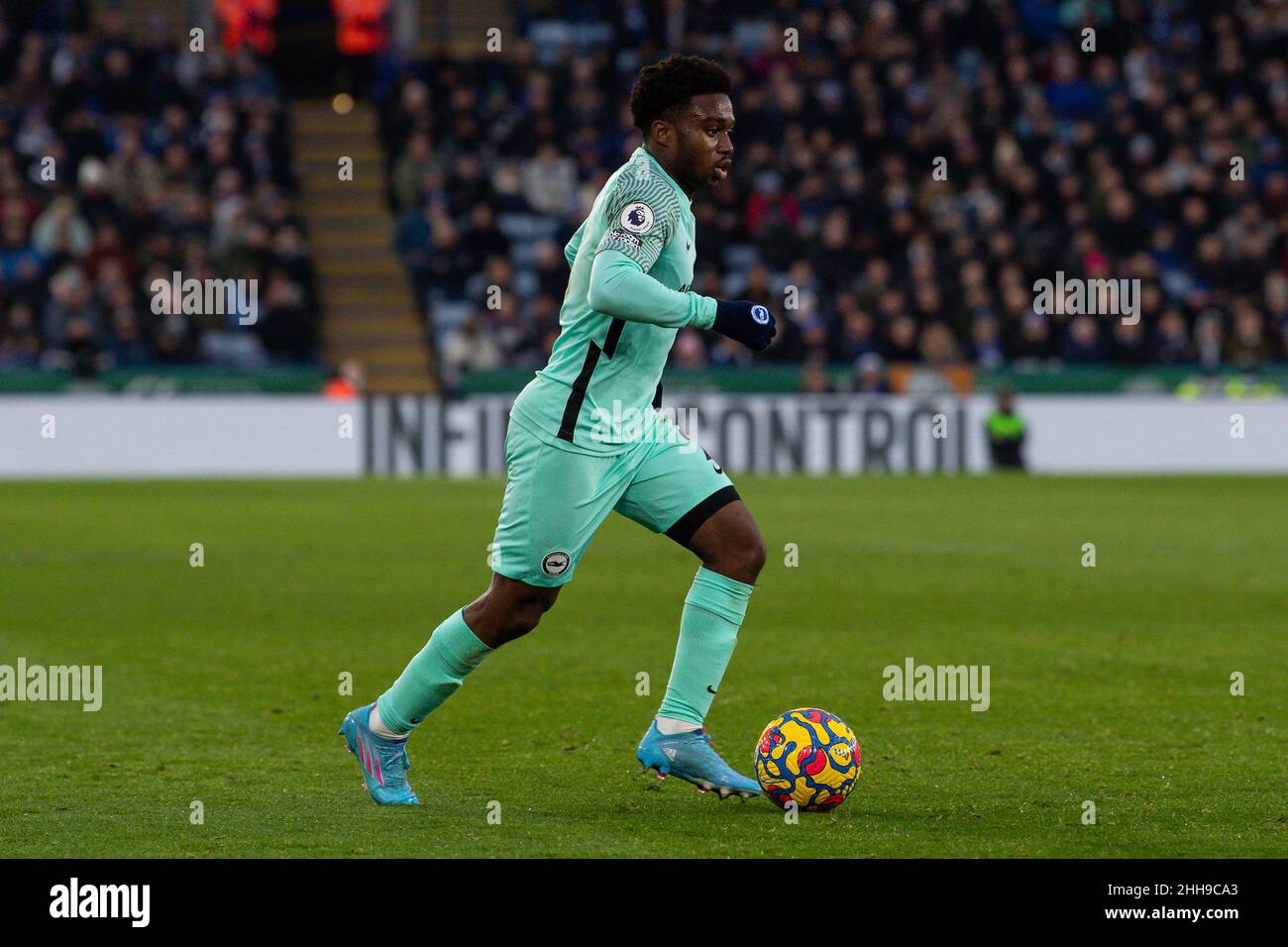 Tariq Lamptey #2 von Brighton & Hove Albion macht eine Pause mit dem Ball in, am 1/23/2022. (Foto von Craig Thomas/News Images/Sipa USA) Quelle: SIPA USA/Alamy Live News Stockfoto