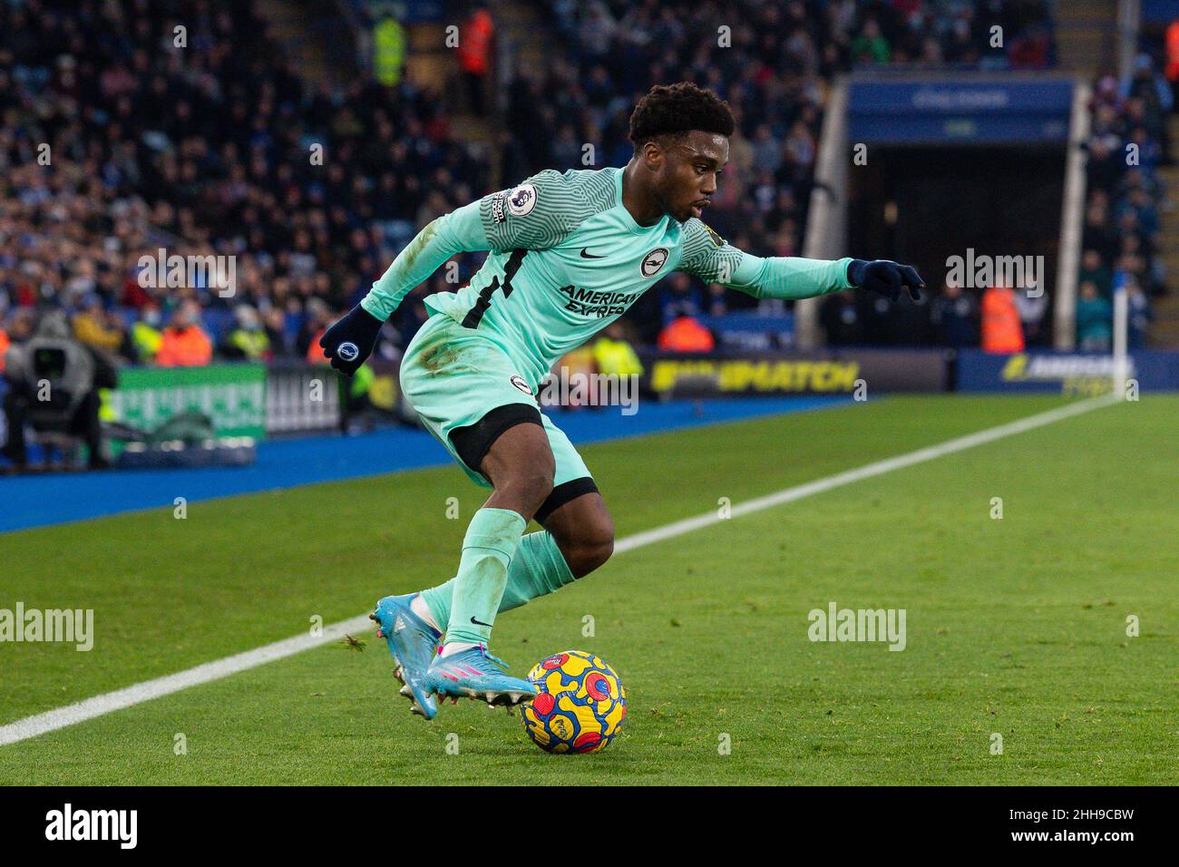 Tariq Lamptey #2 von Brighton & Hove Albion macht eine Pause mit dem Ball in, am 1/23/2022. (Foto von Craig Thomas/News Images/Sipa USA) Quelle: SIPA USA/Alamy Live News Stockfoto