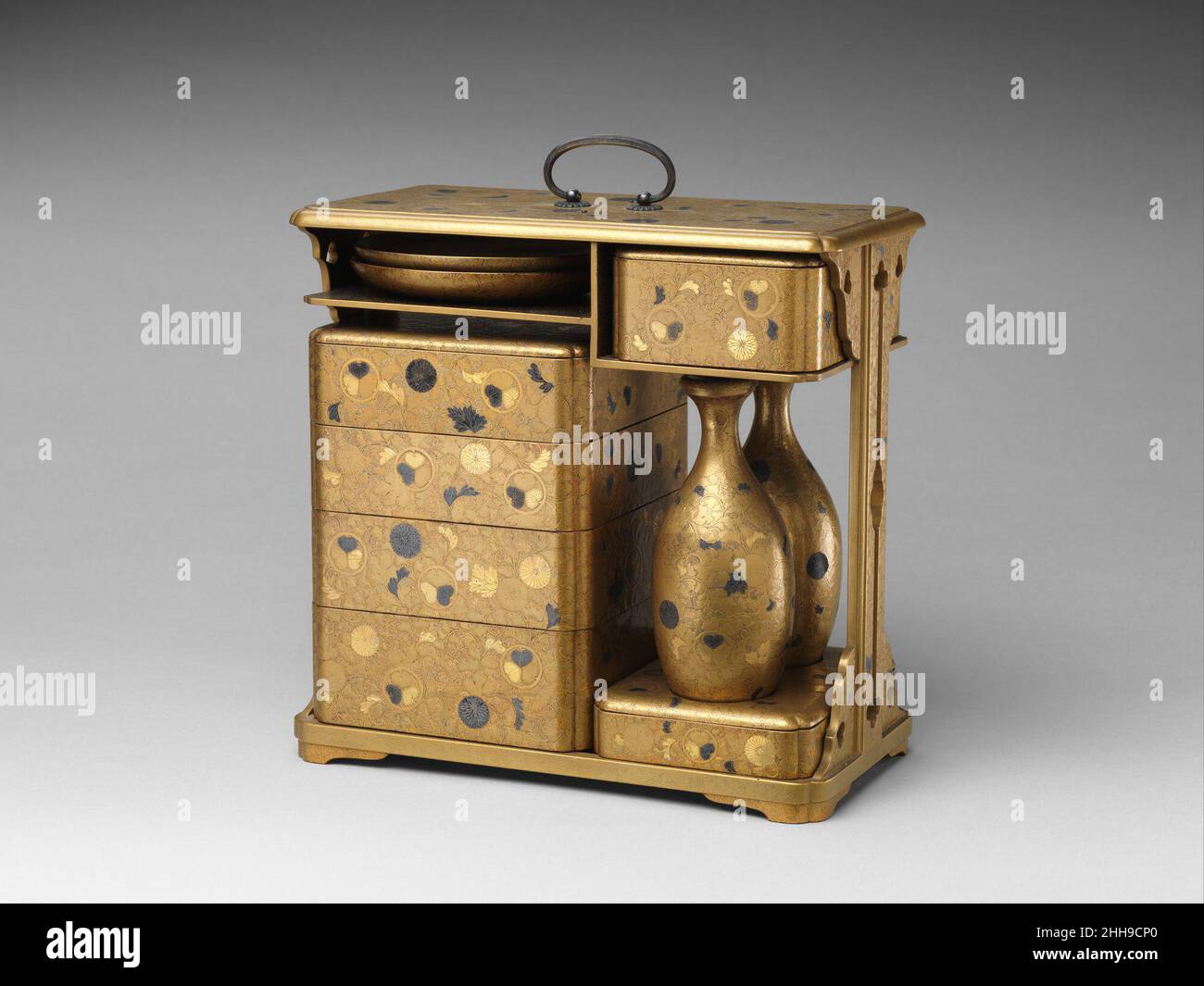 Tragbares Picknick-Set (sagejū) mit Chrysanthemen, Folienscroll und Tokugawa Family Crest 18th Century Japan. Tragbares Picknick-Set (sagejū) mit Chrysanthemen, Folienscroll und Tokugawa Family Crest 57588 Stockfoto