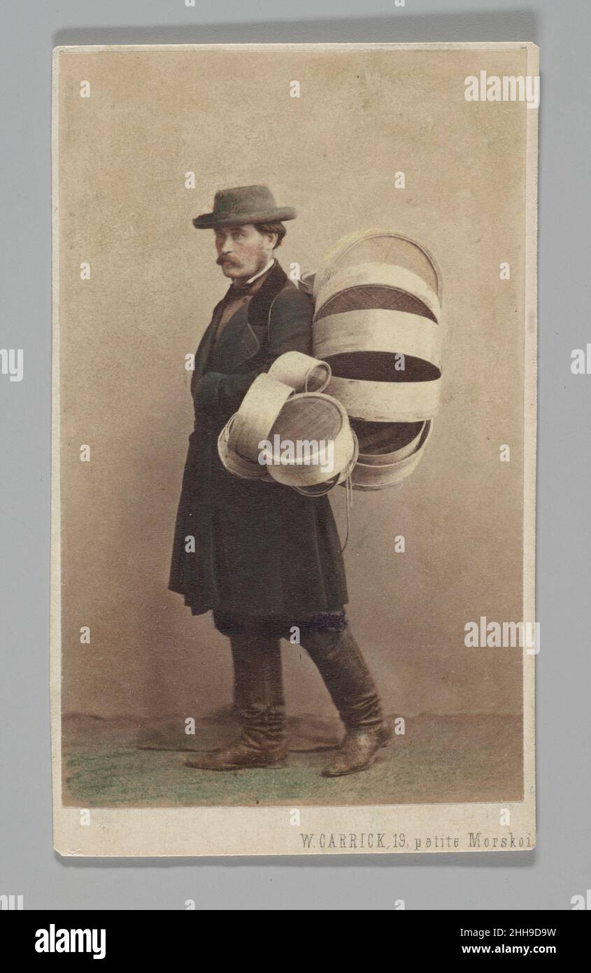 [Studio Portrait: Man in Coat Carrying Baskets, St. Petersburg] 1860s–70s William Carrick die Carte de Visite, ein Format, das aus einem etwa 2 x 4 Zoll großen Foto besteht, das auf Karton montiert ist, war vielleicht die allgegenwärtige Fotografie des 19. Jahrhunderts. Der französische Porträtfotograf André-Adolphe-Eugène Disdéri patentierte das Carte erstmals 1854. Seine Innovation, nicht nur ein, sondern acht fotografische Bilder auf demselben Glasplatten-Negativ zu belichten, ermöglichte es, Kartons kostengünstig zu erstellen und im Massenmaßstab zu reproduzieren. Ende 1850s und in der zweiten Hälfte des Centurs Stockfoto