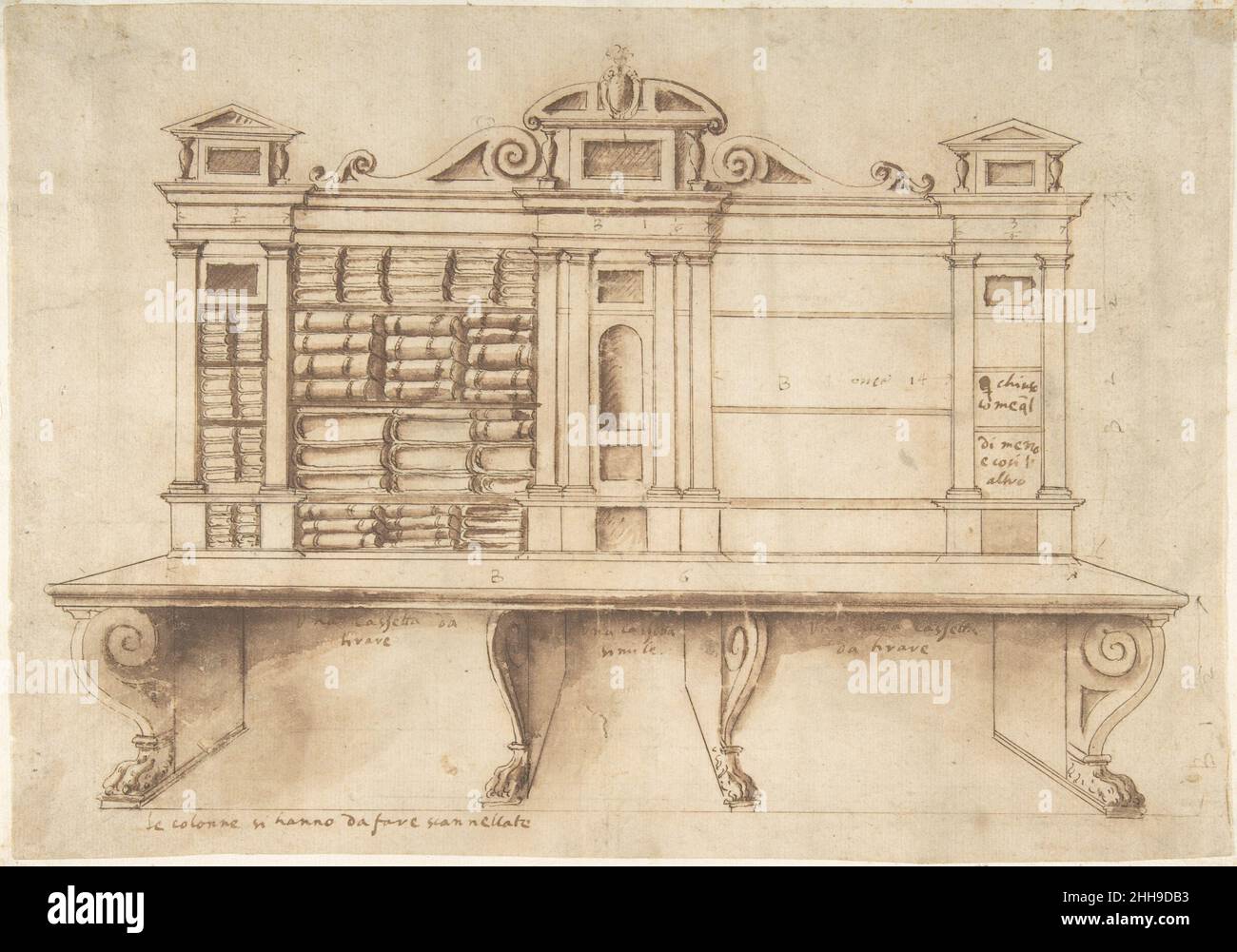 Entwurf für ein Bücherregal mit Schreibtisch ca. 1550–70 Anonymous, Italienisch, 16th Century ItalienDieses Design kombiniert einen Koffer für die Bücheraufbewahrung mit einem Schreibtisch und ist somit im Wesentlichen ein Vorläufer des Sekretariatsschreibtisches, der im 17th. Jahrhundert entstehen würde. Da nicht viele Bücherregale vor 1600 überleben, ist diese Zeichnung sehr informativ. Die Hälfte davon ist mit Büchern gefüllt und zeigt, wie die verschiedenen Fächer für Bücher verschiedener Größen verwendet wurden. Die Inschriften unter dem Schreibtisch erwähnen ‘Casette a Tillare’, was darauf hinweist, dass das Design auch drei Schubladen enthält: Ein Eleime Stockfoto