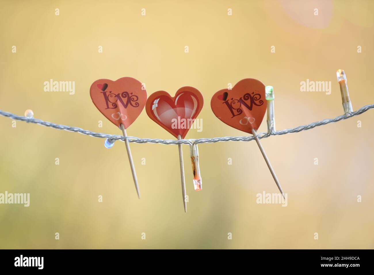 valentinstag Ornament drei rote Herzen mit difocused Hintergrund Stockfoto