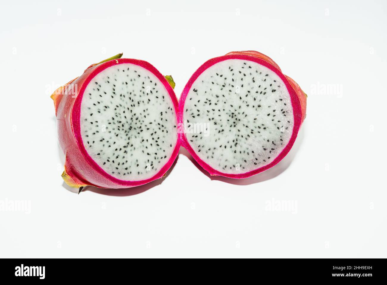 Hylocereus undatus. Pitahaya oder Drachenfrucht in zwei Hälften auf weißem Hintergrund isoliert geschnitten. Stockfoto