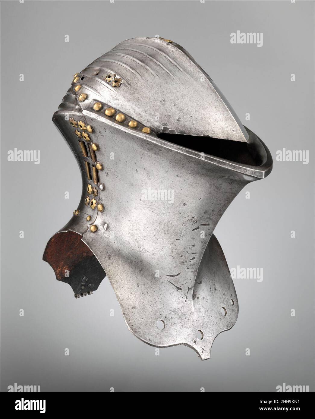 Ruder for the Joust of Peace (Stechhelm) ca. 1500 Deutscher, wahrscheinlich Nürnberg der Stechhelm gehörte zu einer hochspezialisierten Turnierrüstung, die ausschließlich für den Gestech, oder deutschen Joust, getragen wurde und mit stumpften Lanzen kämpfte. Ziel war es, Lanzen zu brechen oder den Gegner zu entpferchen. Dieser Helm war wahrscheinlich Teil einer Serie, die im Nürnberger Arsenal für Bürgerturniere aufbewahrt wurde. Hören Sie zu, wie Experten die Geschichte dieses Kunstwerks beleuchten Hörspiel oder Pause #4402. Turnierhelm (Stechhelm) unterstützt von Bloomberg Philanthropies Leider ist das Transkript für diesen Audiotrack derzeit nicht verfügbar. Wir sind Stockfoto