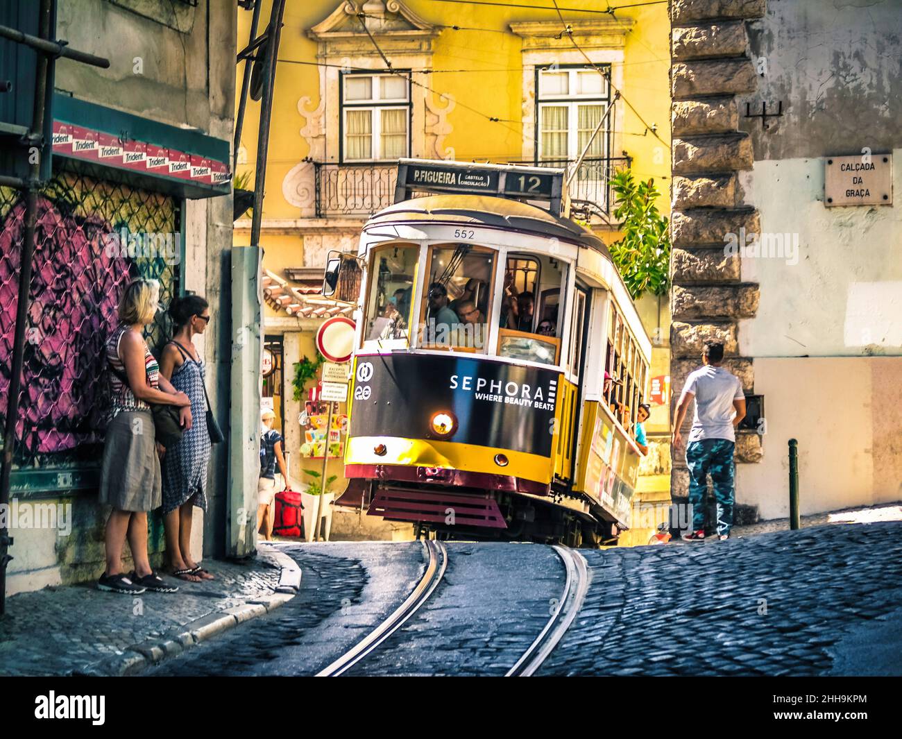 Lissabon, Portugal. Berühmte alte Straßenbahn 12 im Viertel Alfama. Stockfoto