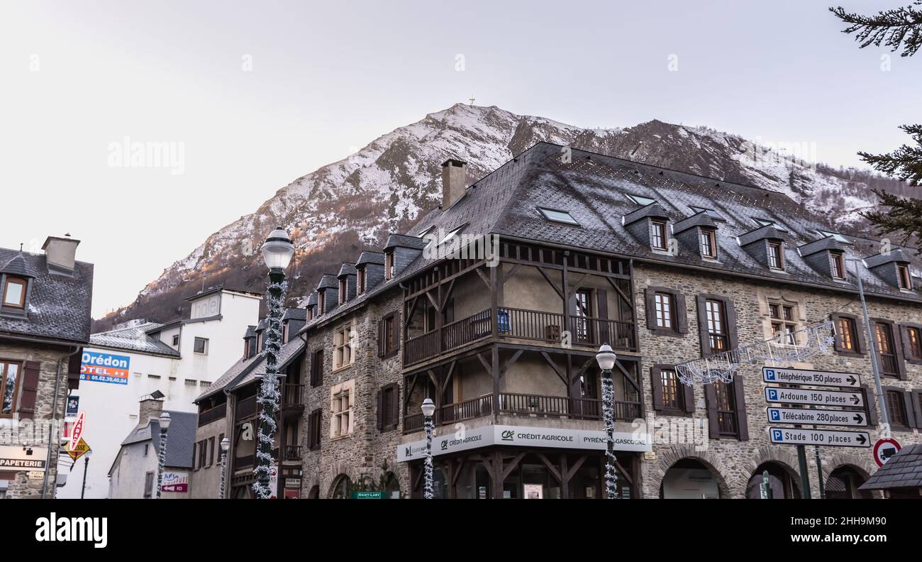 Saint Lary Soulan, Frankreich - 26. Dezember 2020: Traditionelle Architektur von Gebäuden, die typisch für das Stadtzentrum des Skigebiets an einem Wintertag sind Stockfoto