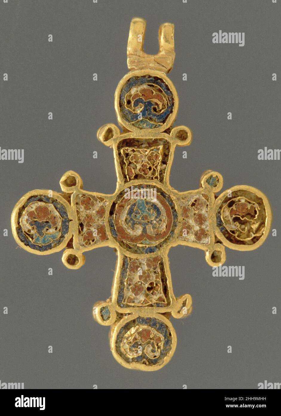 Kreuz ca. 1100 Byzantine Dieses elegante Anhängerkreuz ist repräsentativ für die feinsten Objekte für persönliche Hingabe, die für die Elite des byzantinischen Reiches hergestellt wurden. Beide Gesichter des exquisiten Miniaturkreuzes sind mit aufwändigen Blumenmustern verziert, die in mehrfarbigem Cloisonné-Emaille auf einem einzigen Blatt Gold gearbeitet sind – eine Tour de Force der Kunst des Emaillers. Kreuz. Byzantinisch. Ca. 1100. Cloisonne-Emaille (rot und blau). Hergestellt in Konstantinopel. Emaille-Cloisonné Stockfoto