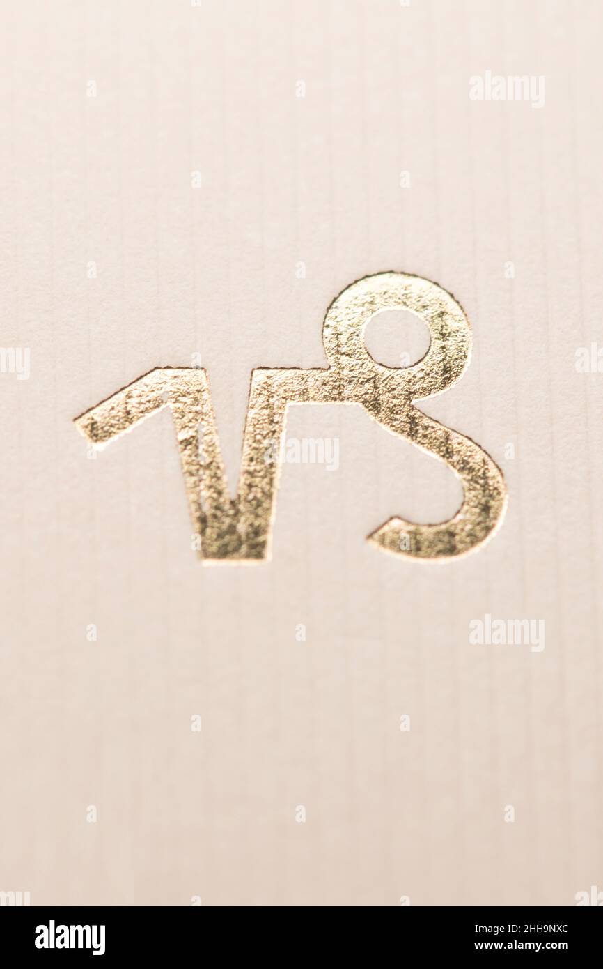 Nahaufnahme Horoskop Zeichen des Tierkreises Symbol in Blattgold, die das Sternbild Steinbock Stockfoto