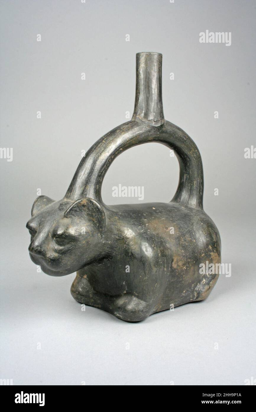 Trinkflasche mit Steigbügelauslauf und Katze 4th–7th Century Moche Dieses Keramikgefäß mit Steigbügelauslauf, das eine Pampakatze (Leopardus colocola) darstellt, wurde Mitte des ersten Jahrtausends n. Chr. von Töpfern der peruanischen Moche-Kultur hergestellt. Katzen, darunter Pumas, Jaguare und Pampakatzen, waren ein beliebtes Thema in der Keramik, Holz, Und Metall. Diese Katzen waren die mächtigsten Raubtiere an der peruanischen Nordküste, einem Gebiet, das von den Moche regiert wurde, und die Stärke und Beweglichkeit dieser Säugetiere sowie ihre Fähigkeit, viel größere Beute wie Rehe zum Opfer zu bringen, können für ihre zahlreichen Darstellungen auf Objekten sorgen Stockfoto