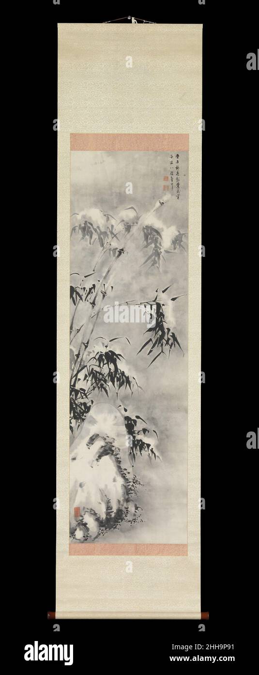 Bamboo and Rock in Snow spring 1750 Sakaki Hyakusen Bambusstämme, die sich unter dem Gewicht des Schnees verbiegen, der auf ihre schlanken Blätter gefallen ist, tauchen hinter einem moosbewachsenen Felsblock auf. Sakaki Hyakusen hat Bereiche des Papiers unbemalt gelassen, um Schnee darzustellen, während eine ungleichmäßige graue Wäsche einen dunklen, winterlichen Abend signalisiert. Hyakusen, ein eifriger Schüler der chinesischen Malerei, gilt heute als Pionier der nanga- oder „Southern School Painting“ in Japan und sein Einfluss auf spätere nanga-Künstler wie Yosa Buson (1716–1784) ist weithin anerkannt. Bamboo and Rock in Snow 48988 Stockfoto