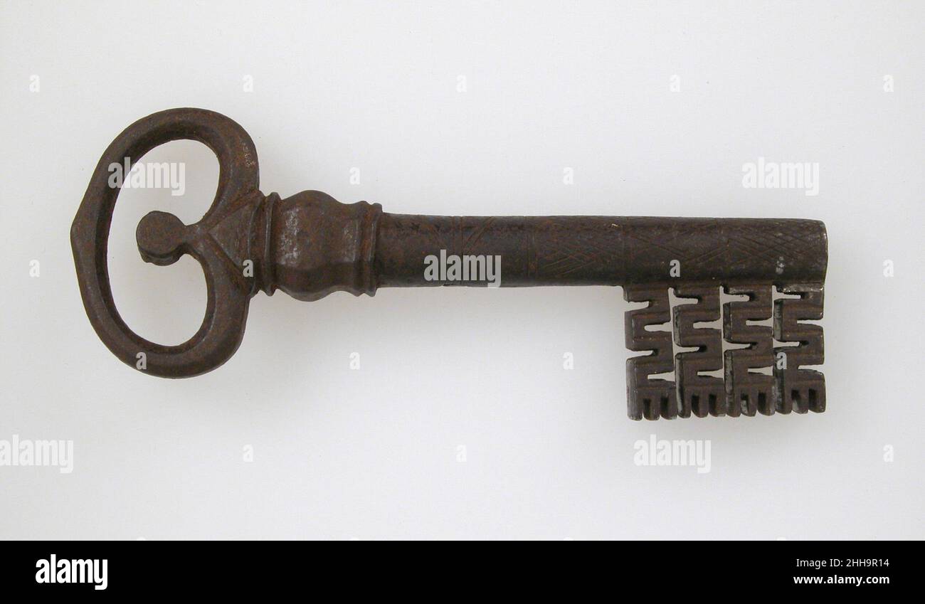 Schlüssel 16th Jahrhundert Italienisch die Dekoration der gotischen Eisenschlösser und Schlüssel war oft aufwendig und von höchstem Standard der Verarbeitung. Die Motive wurden häufig aus der gotischen Architektur gezogen und reproduzieren im Miniaturmaßstab komplizierte Tracieriemuster und sogar kleine Statuetten. Eine Reihe dieser winzigen Schlösser waren zusammengeschlüssel, einige der Mechanismen waren nicht sichtbar und erforderten zwei oder sogar drei Schlüssel, die nacheinander verwendet wurden, um sie zu öffnen. Es wurde vorgeschlagen, dass die stark erweiterte Verwendung von Schlössern an Türen oder Sargträten und anderen Arten von Lagerkisten ein Ergebnis der zunehmenden Urbanisierung war Stockfoto
