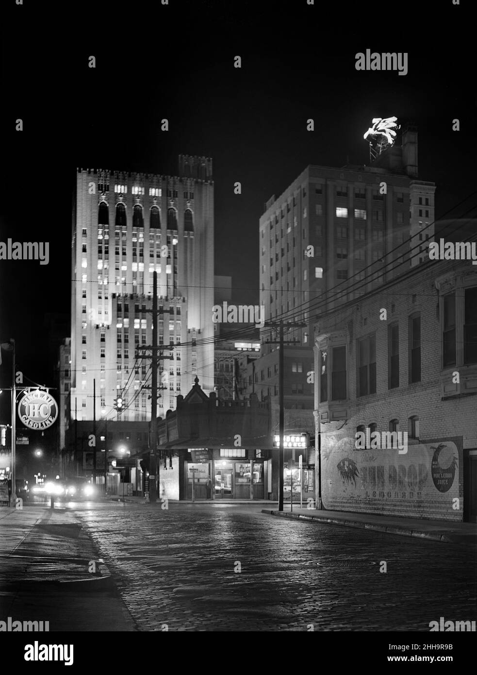 Downtown Street Scene at Night, Dallas, Texas, USA, Arthur Rothstein, US Office of war Information/USA Farm Security Administration, Januar 1942 Stockfoto
