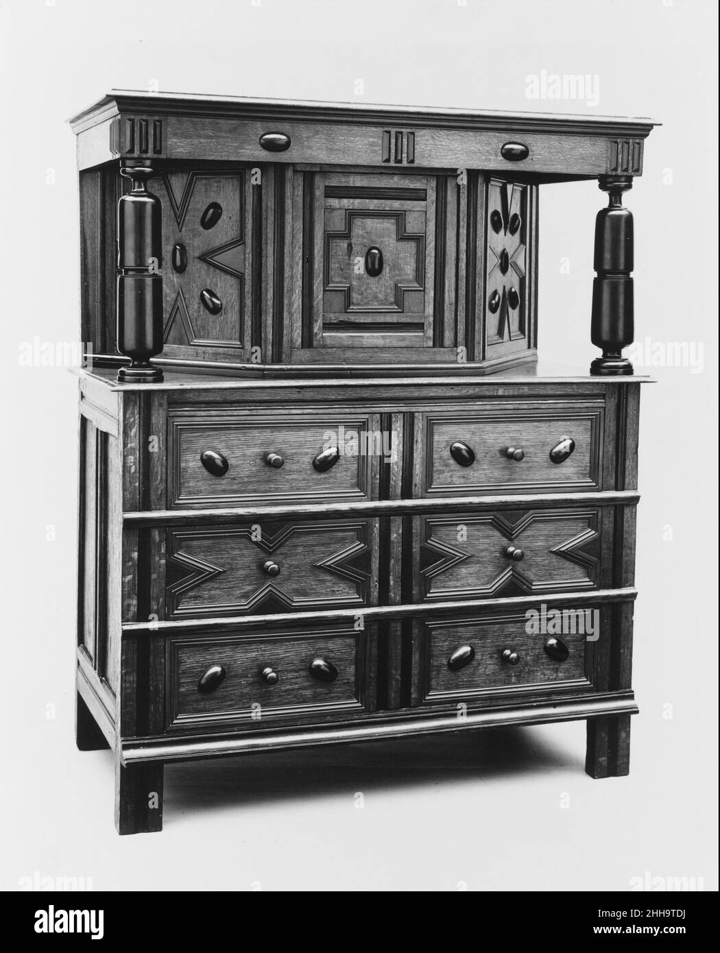 Schrank 1675–1700 Amerikanisch. Schrank. Amerikanisch. 1675–1700. Eiche, Kiefer, Ahorn, Nussbaum. Hergestellt in den Vereinigten Staaten Stockfoto