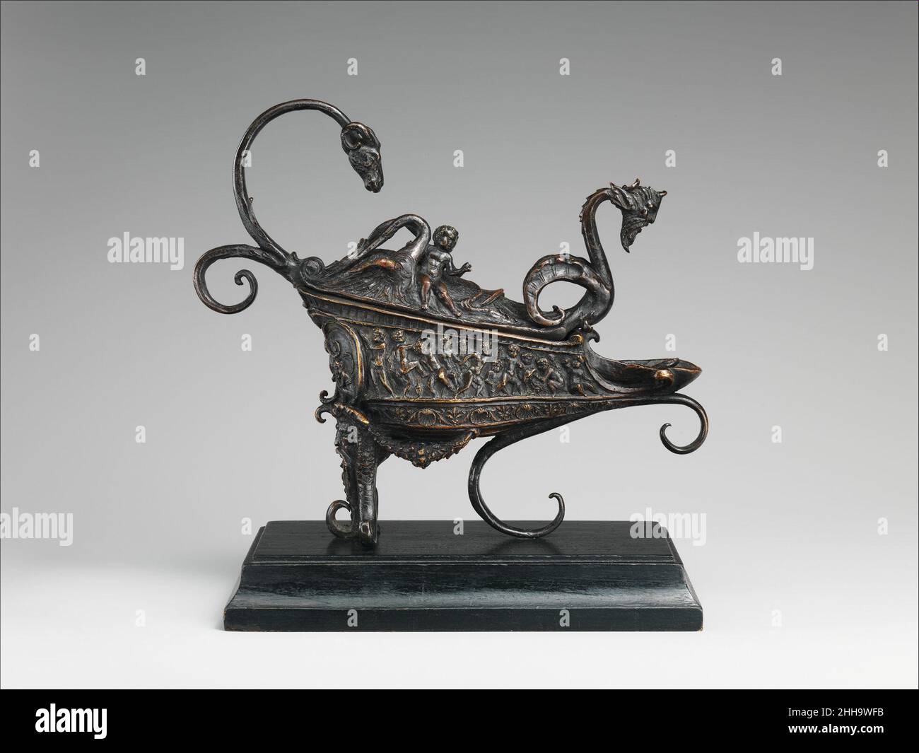 Die Rothschild Lampe ca. 1510–20 Andrea Briosco, genannt Riccio Italienisch Andrea Briosco, genannt Riccio, der große Meister der kleinen Bronze in der frühen Renaissance, wurde zuerst in der Werkstatt seines Vaters Ambrogio Briosco zum Goldschmied ausgebildet. Sein Renommee verdankt er den Bronzestatuetten und funktionellen Objekten, die er für einen kleinen Kreis von Kunden, vor allem in seiner Heimat Padua, gegossen hat. Viele von ihnen wurden als Hommage an die Kunst der Antike geschaffen; Riccio entlehnte Motive aus antiken Quellen und kombinierte sie auf neuartige Weise, um ihnen eine neue Bedeutung für seine humanistischen Förderer in dieser Universitätsstadt zu verleihen. Althoug Stockfoto