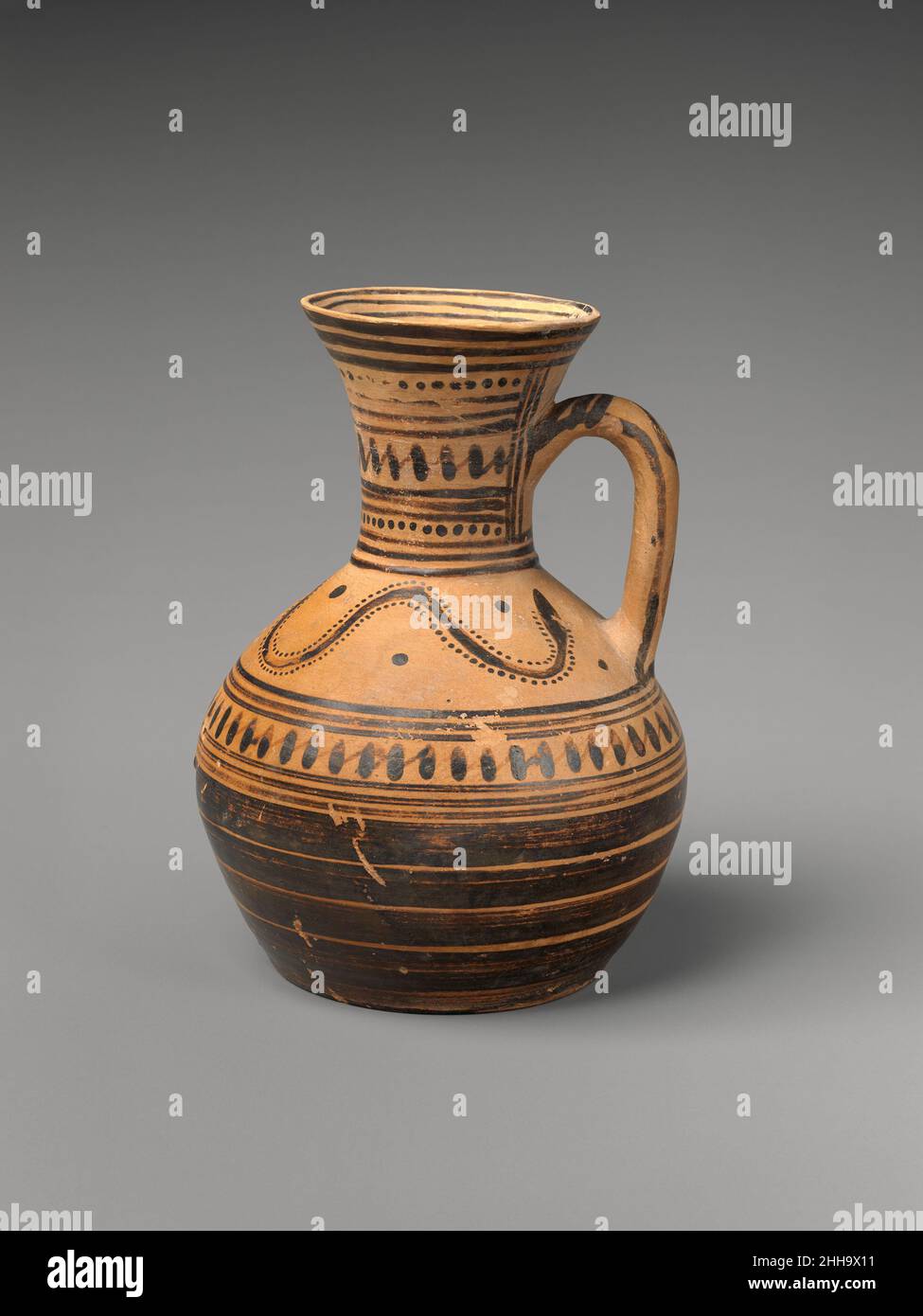 Terracotta-Oinochoe (Krug) Anfang des 8th. Jahrhunderts v. Chr. griechischer, attischer Krug mit flachem Boden und Henkel, verziert mit Bändern, Punkten und Schlangenmuster an der Schulter. Terrakotta-Oinochoe (Krug). Griechisch, Dachboden. Frühes 8th Jahrhundert v. Chr.. Terrakotta. Geometrisch. Vasen Stockfoto