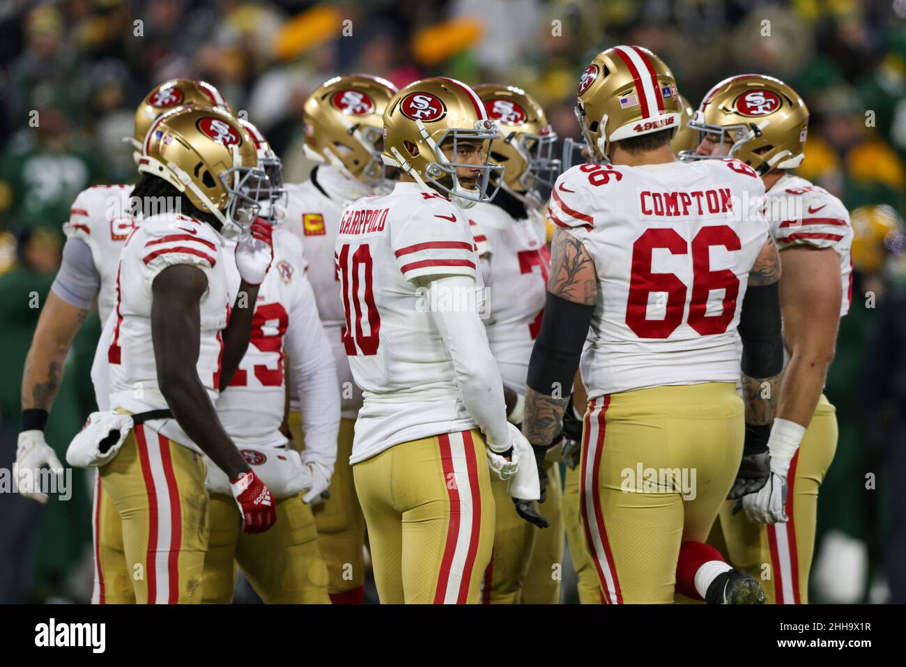 Green Bay, Wisconsin, USA. 22nd Januar 2022. Jimmy Garoppolo (10) aus dem 49ers. Quarterback von San Francisco überprüft bei den Schiedsrichtern, wann die TV-Zeitüberschreitung während des Playoff-Fußballspiels der NFL-Division zwischen den San Francisco 49ers und den Green Bay Packers im Lambeau Field in Green Bay, Wisconsin, endet. Darren Lee/CSM/Alamy Live News Stockfoto