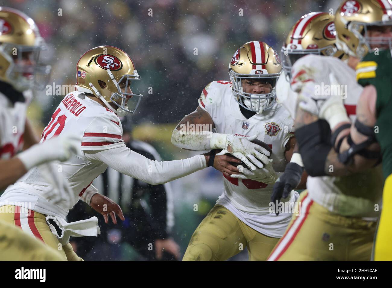 Green Bay, Wisconsin, USA. 22nd Januar 2022. Jimmy Garoppolo (10) aus dem San Francisco Quarterback 49ers übergibt den Ball an Elijah Mitchell (25) während des Playoff-Fußballspiels der NFL-Division zwischen den San Francisco 49ers und den Green Bay Packers im Lambeau Field in Green Bay, Wisconsin. Darren Lee/CSM/Alamy Live News Stockfoto