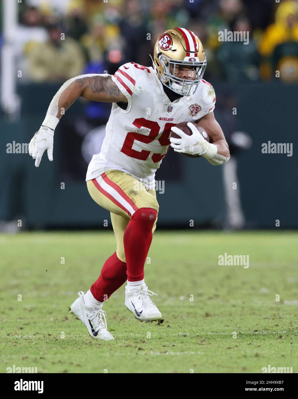 Green Bay, Wisconsin, USA. 22nd Januar 2022. San Francisco 49ers läuft Elijah Mitchell (25) während des Playoff-Fußballspiels der NFL-Division zwischen den San Francisco 49ers und den Green Bay Packers im Lambeau Field in Green Bay, Wisconsin, zurück. Darren Lee/CSM/Alamy Live News Stockfoto
