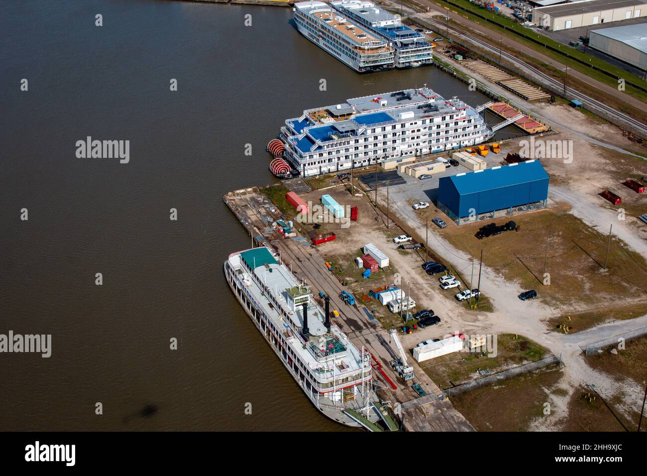 Dampfboote an ihrem Anlegeplatz in New Orleans, die Aussicht von einem Hubschrauber, Januar 10th 2022 Stockfoto