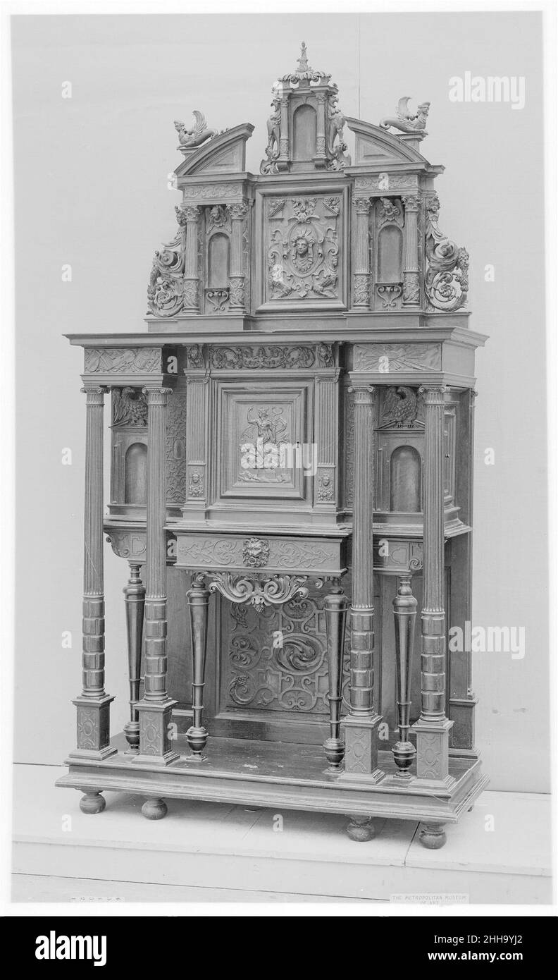 Kabinett 19th Jahrhundert Stil von Jacques Androuet Du Cerceau Französisch. Schrank. Französisch. 19th Jahrhundert. Walnuss. Holzmöbel Stockfoto