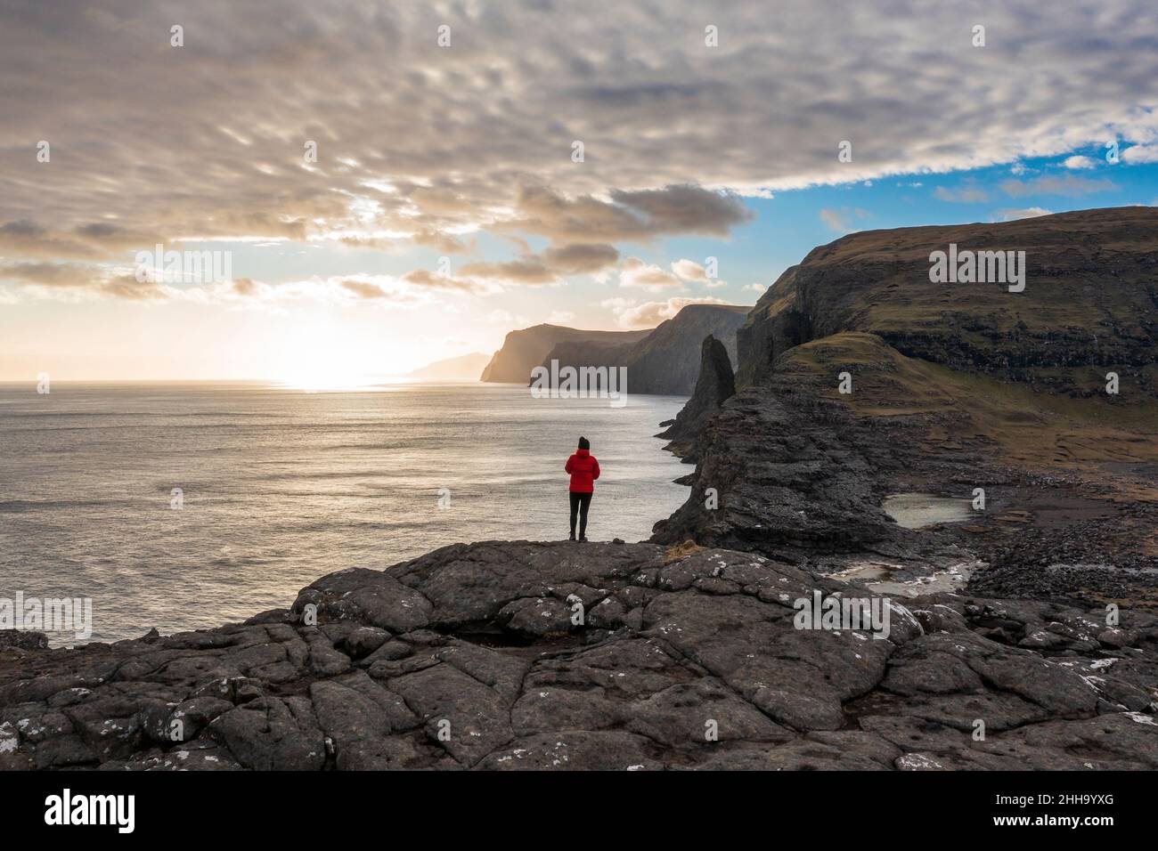 Blick auf den Sonnenuntergang in Bosdalafossur Wasserfall in Vagar. Stockfoto