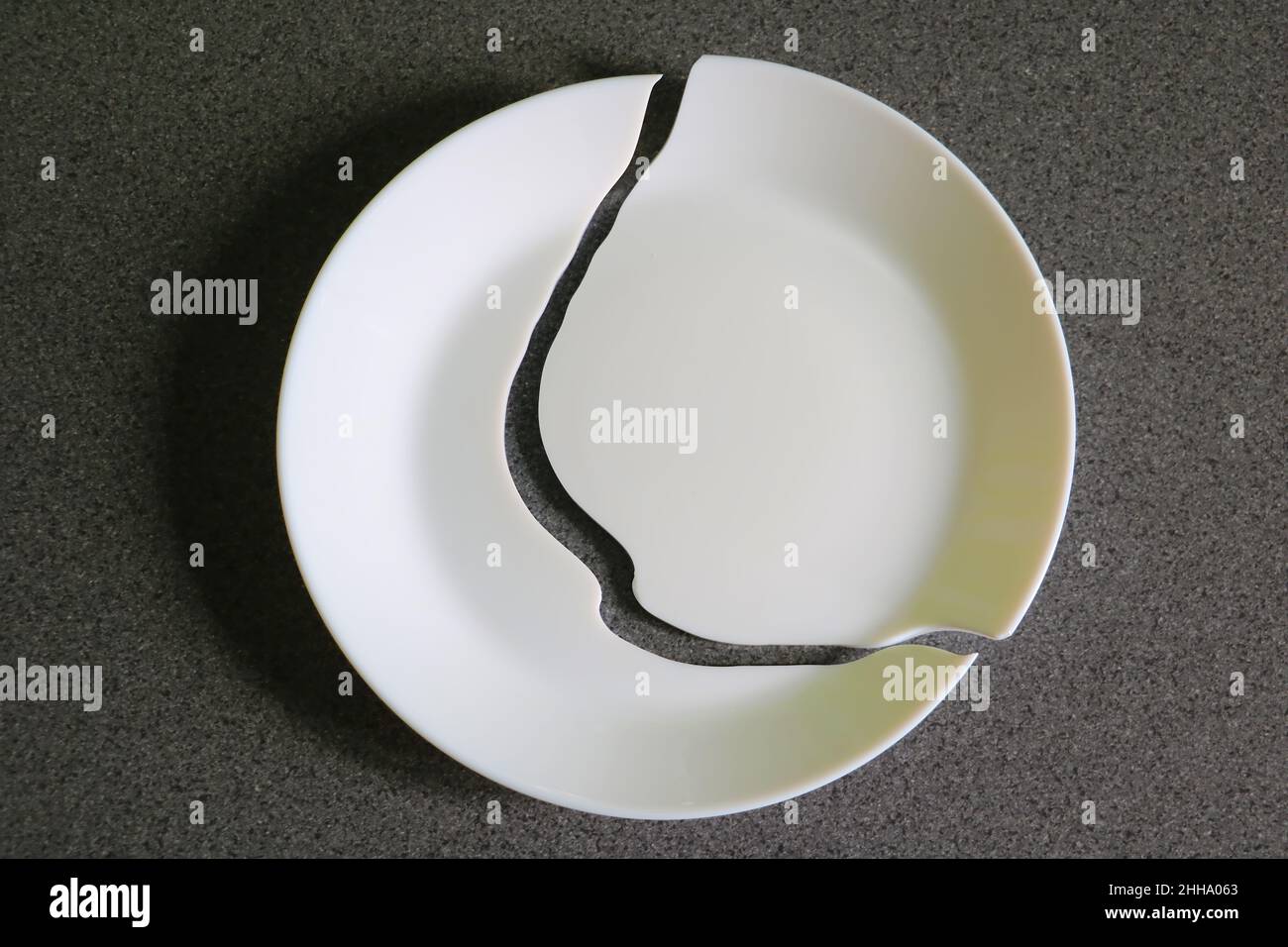 Blick auf die zerbrochene weiße Platte auf dem Tisch Stockfoto