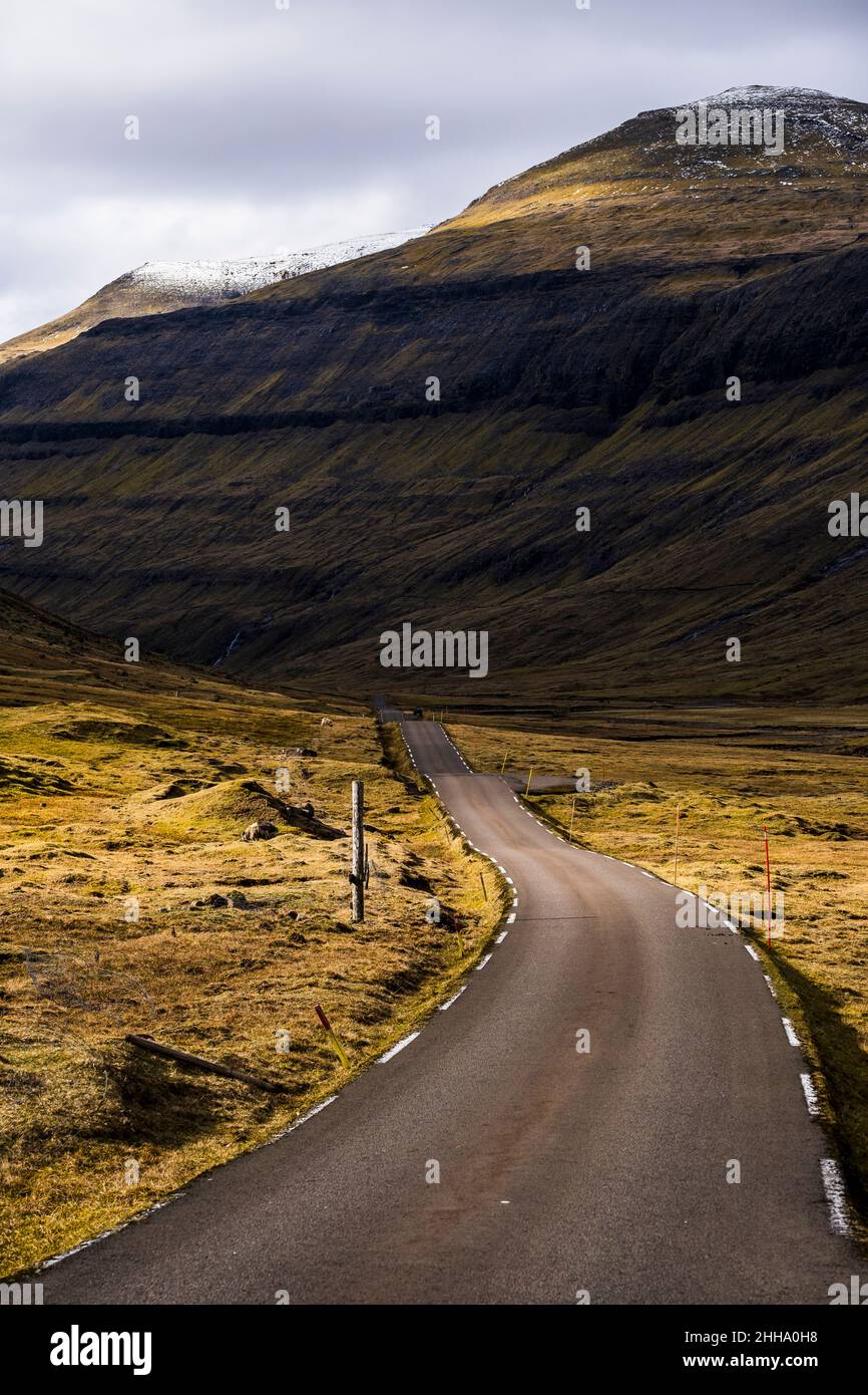 Eine malerische, leere, gerade Straße auf den Färöern. Stockfoto