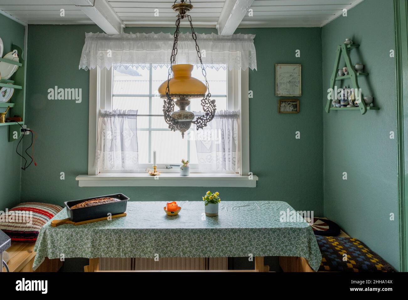Kuchen backen in einem traditionellen Gästehaus auf den Färöern. Stockfoto