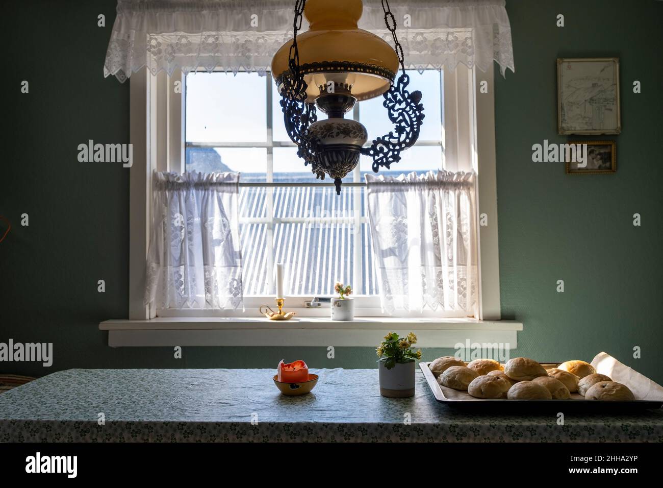 Brötchen backen in einem traditionellen Gästehaus auf den Färöern. Stockfoto