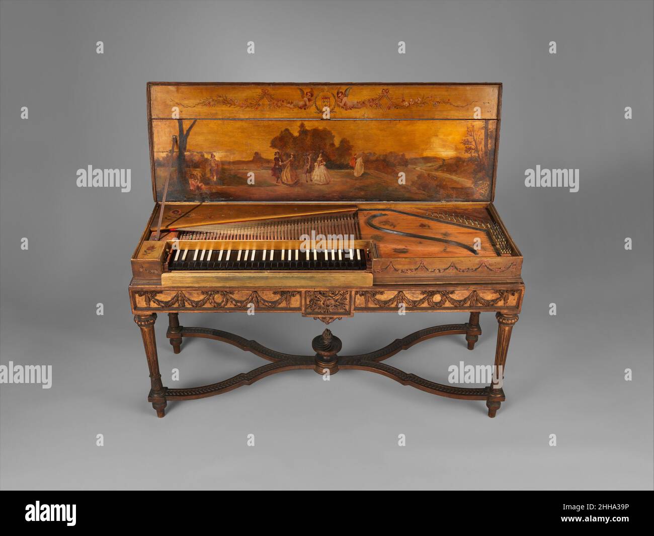 Clavichord 1763 Christian Kintzing zugeschrieben Deutsch Dieses Instrument ist eines von zwei bekannten Cembali von Kintzing, der auch mit dem Tischler David Roentgen arbeitete. Es verfügt über eine ungewöhnliche Funktion, die eine zweite separate Reihe von Tangenten verwendet, die durch Knöpfe auf beiden Seiten der Tastatur aktiviert werden. Wenn sie eingerastet sind, heben diese Tangenten die Saiten an und bleiben in Kontakt mit ihnen. Wenn die Tasten Tangenten gespielt werden, wird der Klang der Saiten verlängert. Dieses Feature ist als pantalon-Stop bekannt und wurde von der Popularität des Hackbrettes und des berühmten Virtuosen aus dem 18. Jahrhundert inspiriert Stockfoto