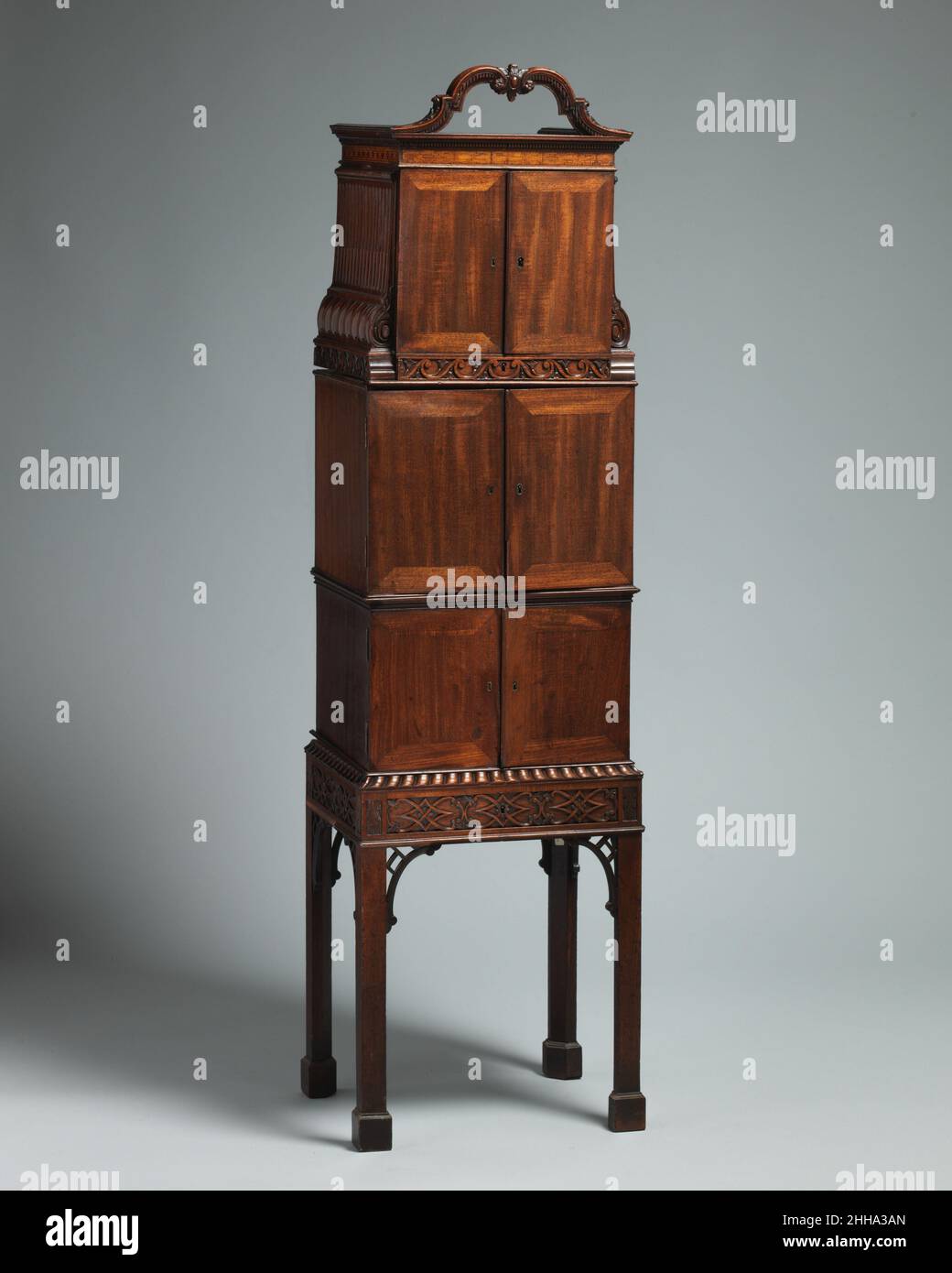 Münzschrank ca. 1750 Briten. Münzschrank. Britisch. Ca. 1750. Mahagoni- und Mahagoni-Furnier. Holzmöbel Stockfoto Münzschrank ca. 1750 Briten. Münzschrank. Britisch. Ca. 1750. Mahagoni- und Mahagoni-Furnier. Holzmöbel Stockfoto