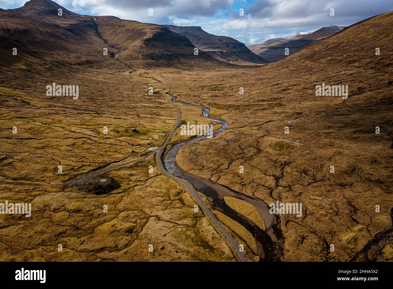 Eine malerische lange Straße in einem Tal in Saksun, Färöer-Inseln. Stockfoto