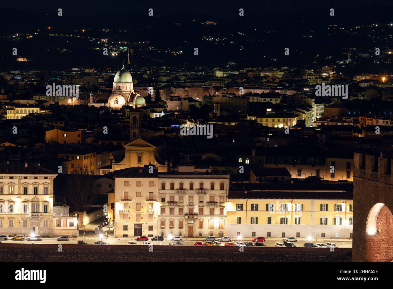 Nachtansicht der Großen Sinagoge von Florenz, der Kirche San Giuseppe und des Turms San Niccolo. Es ist eine der größten Sinagogen der Welt. Florence, Italien - 12 Stockfoto